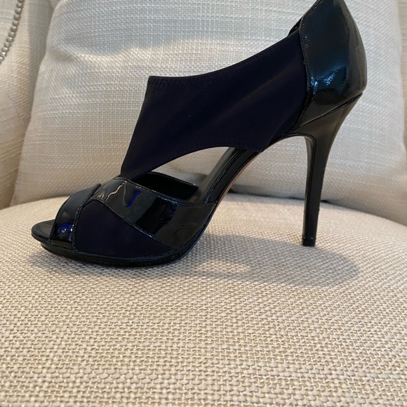 Donald Pliner Vintage Black Patent Heels with Knit Stretch / Open Toe / Size 8.5 - Picture 5 of 7